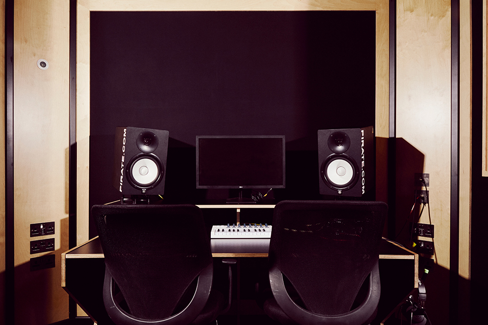 Tottenham11-Desk.jpg